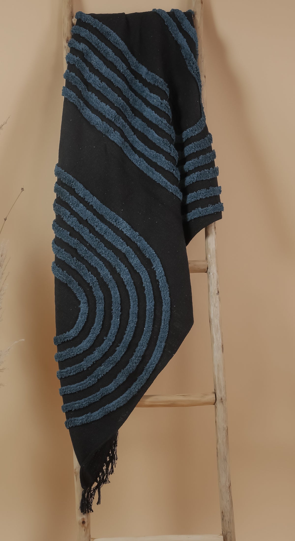 SERRA - Modern Tufted Throw