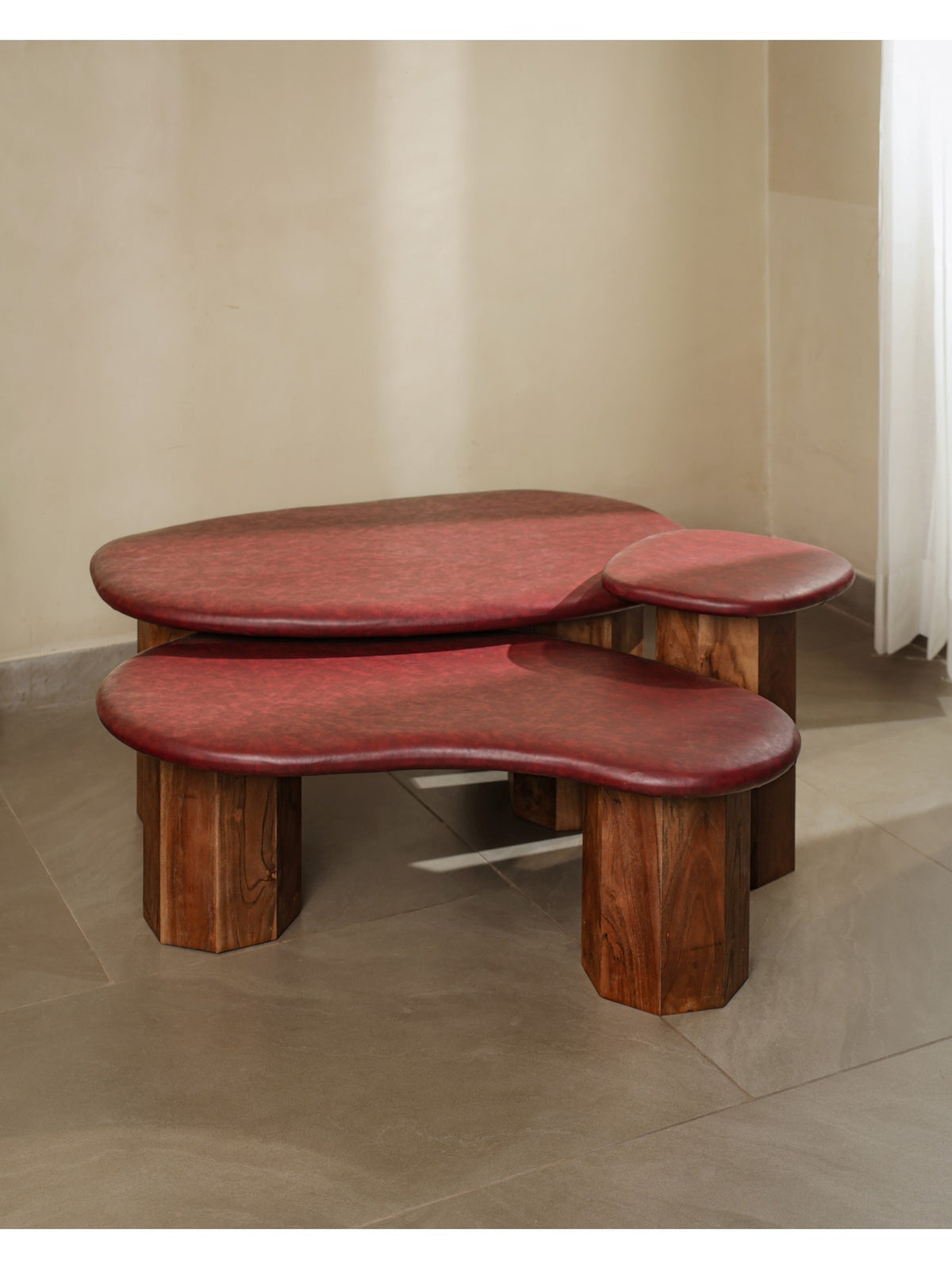 The Gasbh Set of 3 Coffee Tables for Living Room | Solid Wood Coffee Table Set with Maroon Leather Fabric Tops and Sturdy Pedestal Legs | 3 Piece Nesting Center Tables | Modern Tables for Home Sofa and Lounge