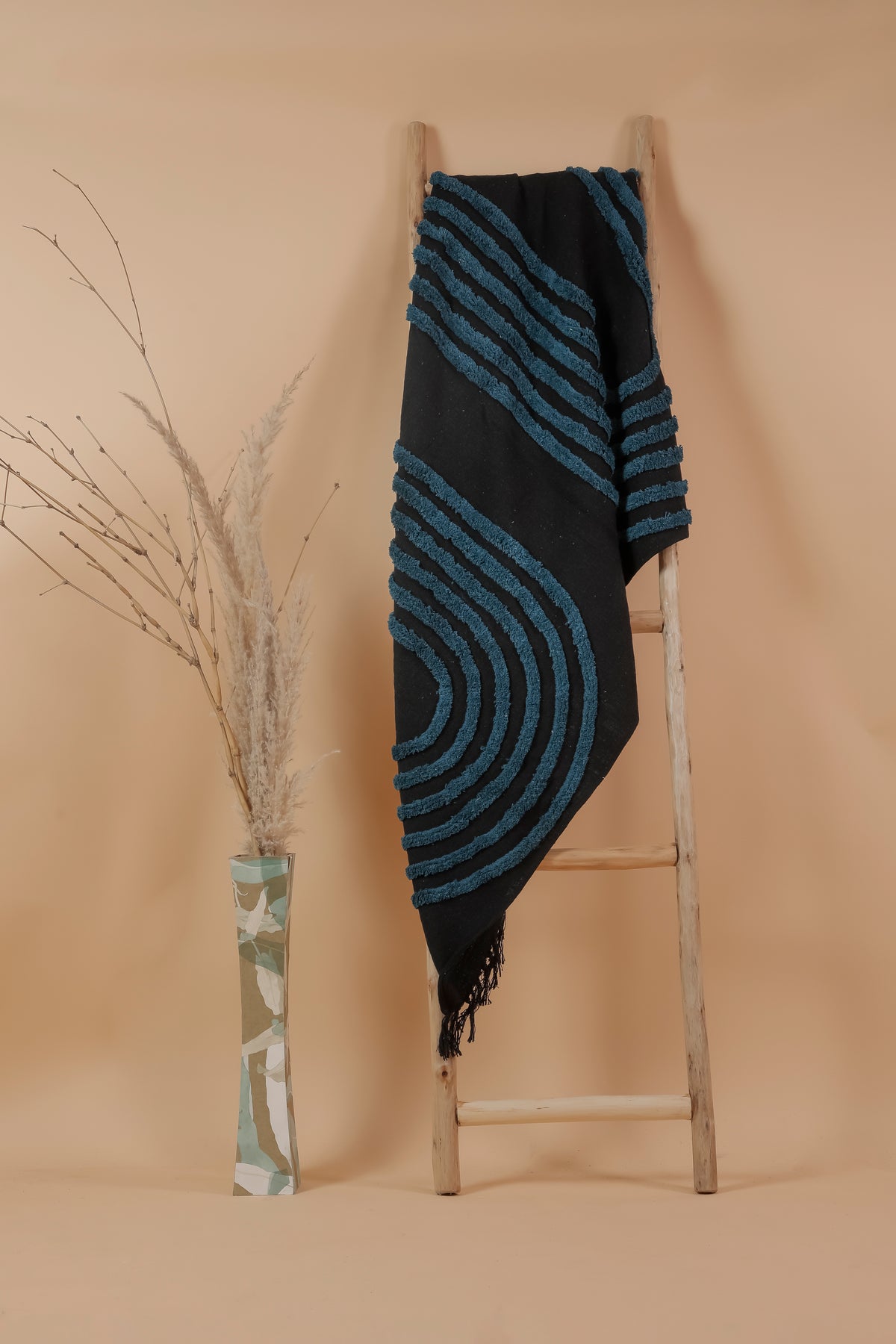 SERRA - Modern Tufted Throw