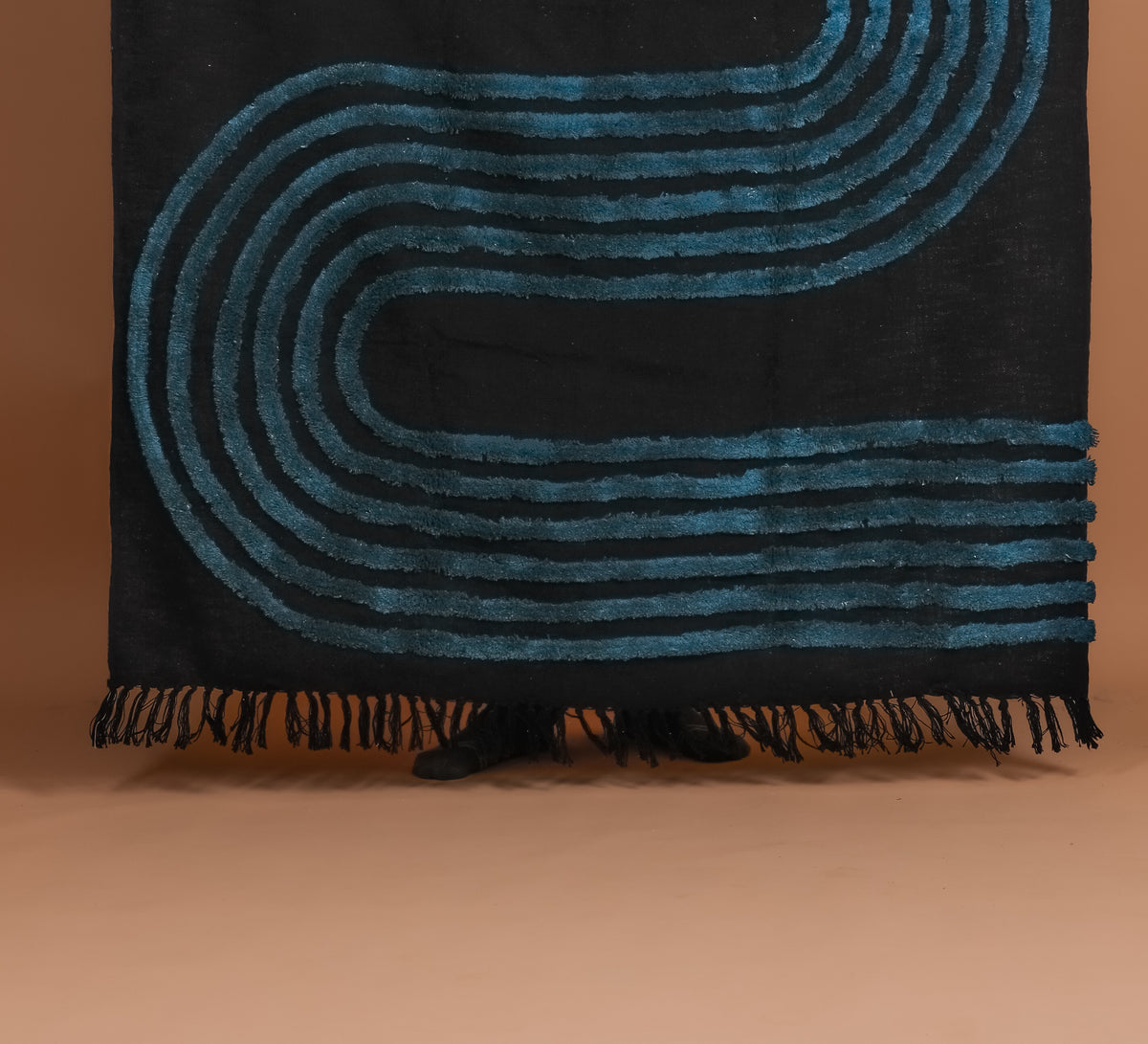 SERRA - Modern Tufted Throw